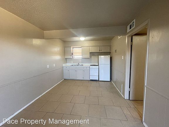 2nd image of 1031 N Sumner St #102