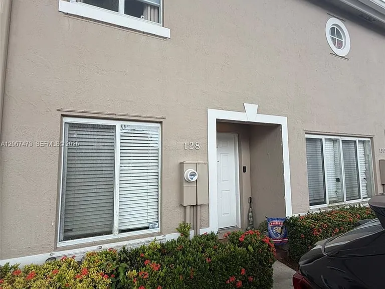 128 Riviera Cir #128 — Photo 2