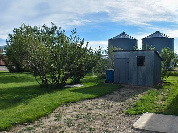 5th image of 210 Black Butte Rd