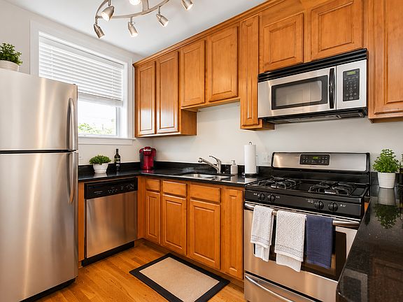 3rd image of 1516 W Waveland Ave #1