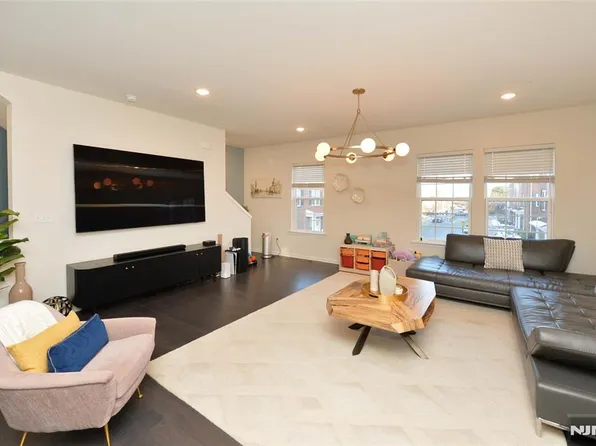 80 Landmark Ln, Fair Lawn, NJ 07410