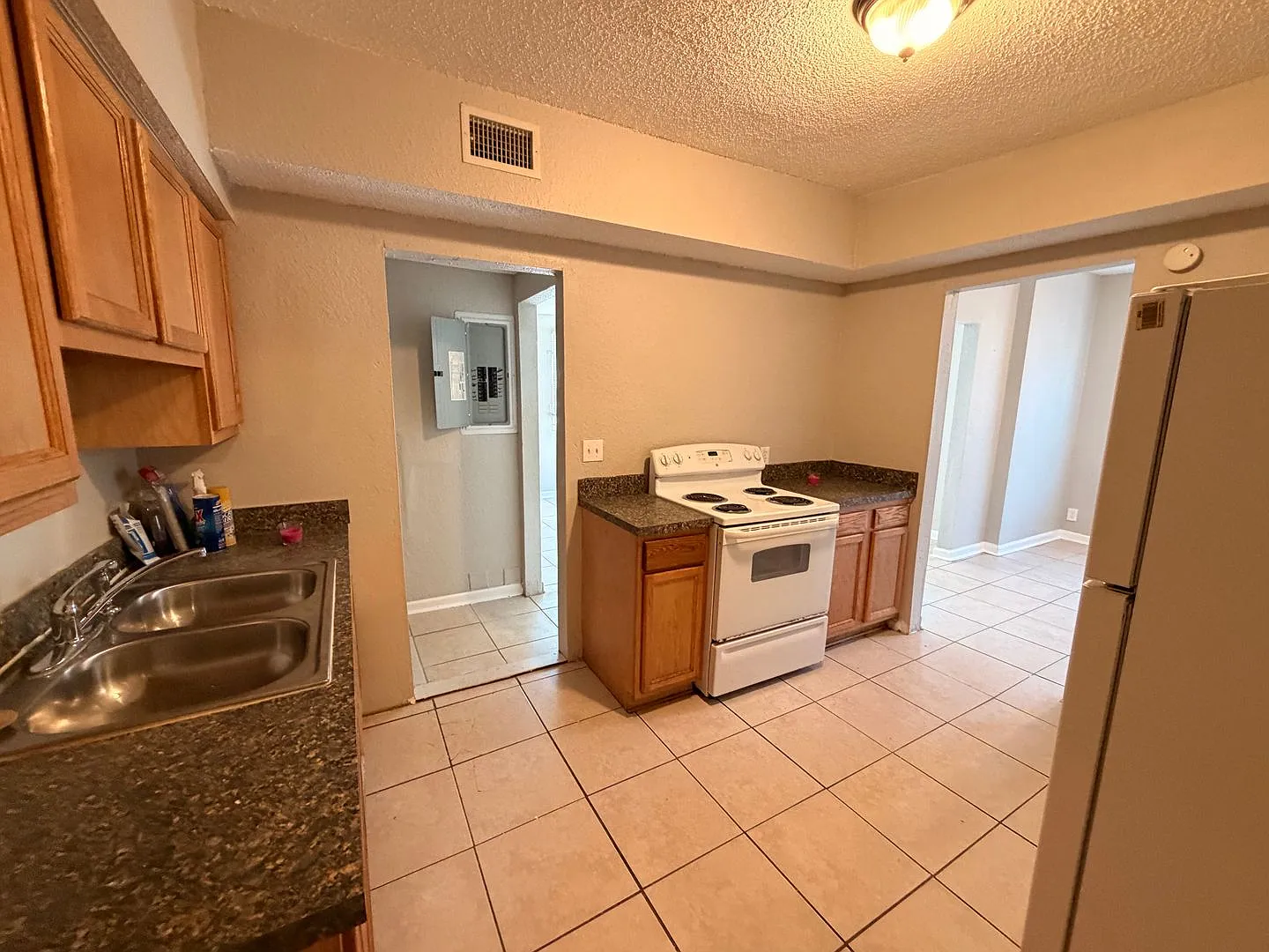Spacious, updated 3/1 with bonus room and large utility room — Photo 3
