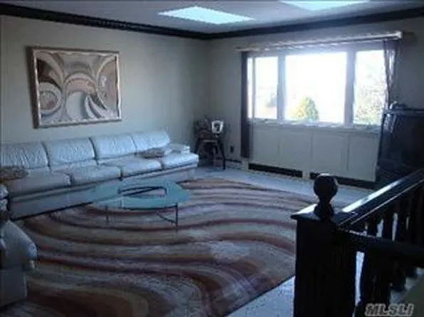 495 Hemlock Dr, Cedarhurst, NY 11516