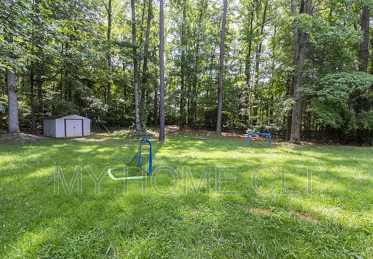 10029 Dauphine Dr — Photo 36