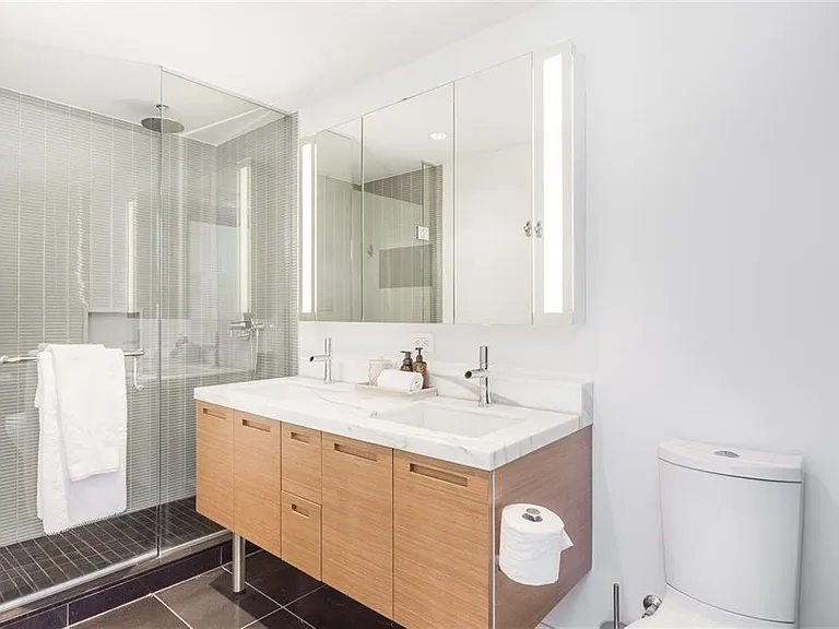 777 Richards St #470X — Photo 11