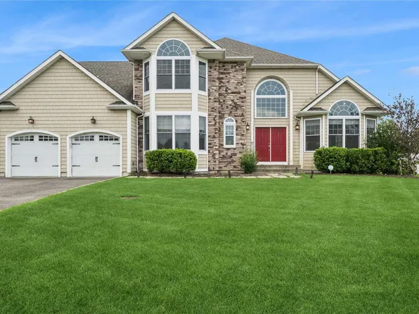 21 Country View Lane, Greenlawn, NY 11740