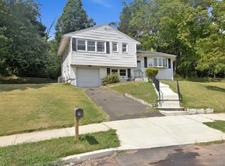26 Elliot Dr, Hamden, CT 06514