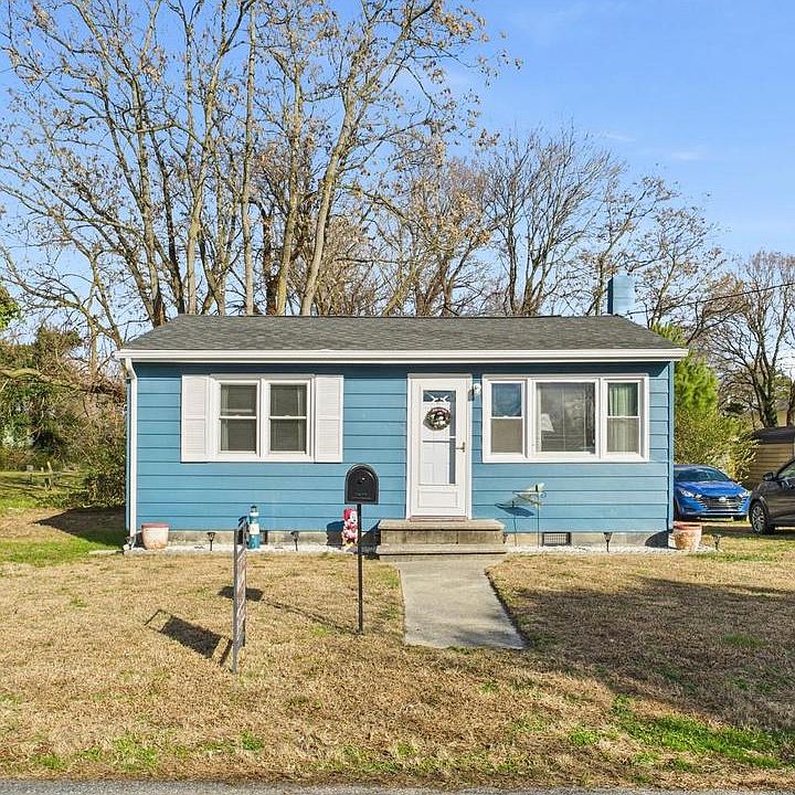 1st image of 301 2nd St