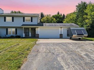 W9355 Country Cove Ln, Hortonville, WI 54944