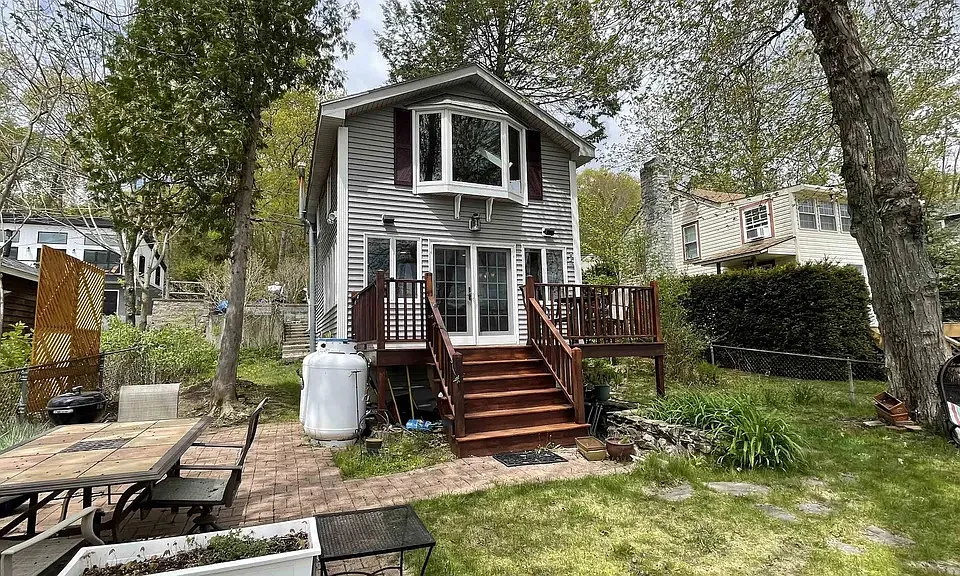 32 1st St