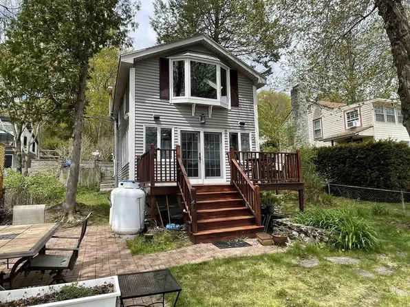 32 1st St, Windham, NH 03087