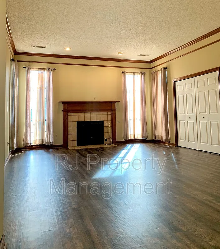 Building Photo - 6678 Spencer Forest Cv W