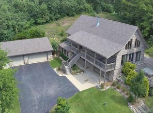 N62W28562 Rybeck Rd, Hartland, WI 53029