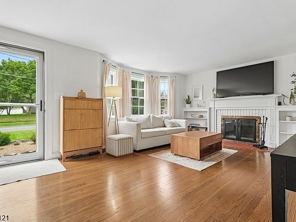 4th image of 611 Brookside Pl