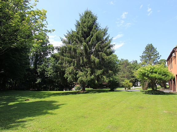 3rd image of 6 Lounsbury Dr