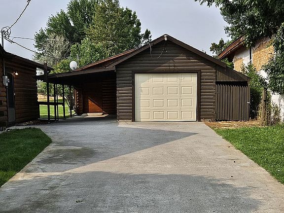 Garage/Shop in Back