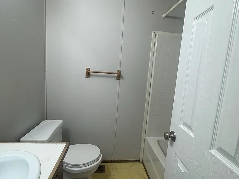 142 Oak St — Photo 6
