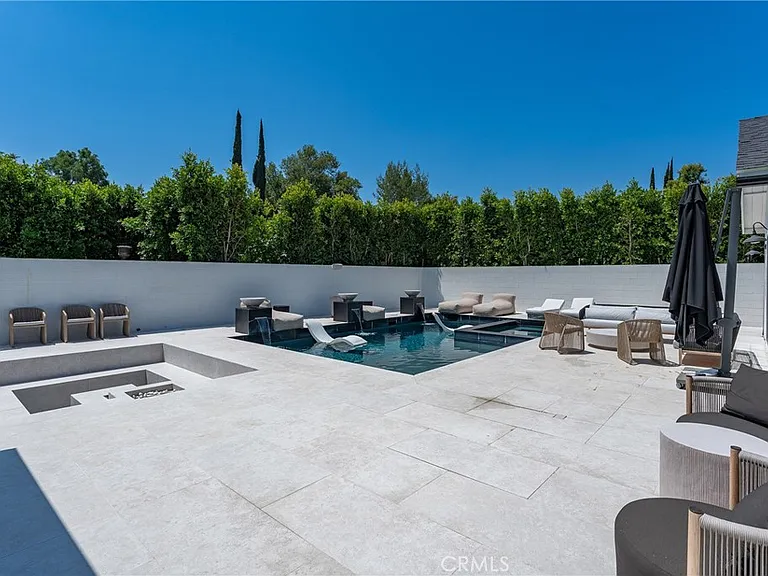 22960 Calvert St — Photo 45