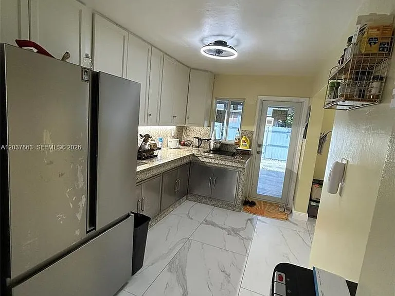 5157 NE 5th Ave #1 — Photo 2