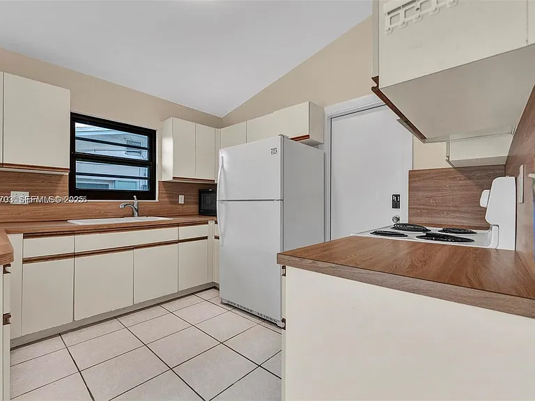 1406 NW 8th St — Photo 13