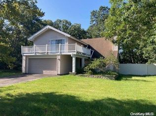30 Gabon Ln, Coram, NY 11727