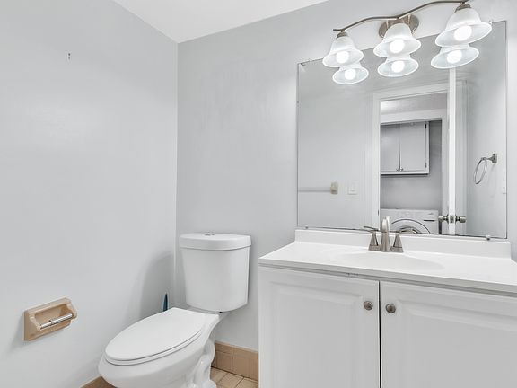 2nd image of 624 SE 12th Ct