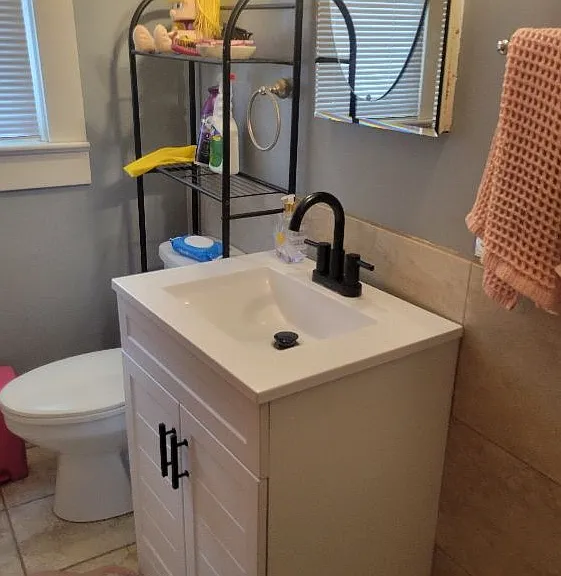 Full bathroom with tub and shower on main level between the 2 bedrooms.