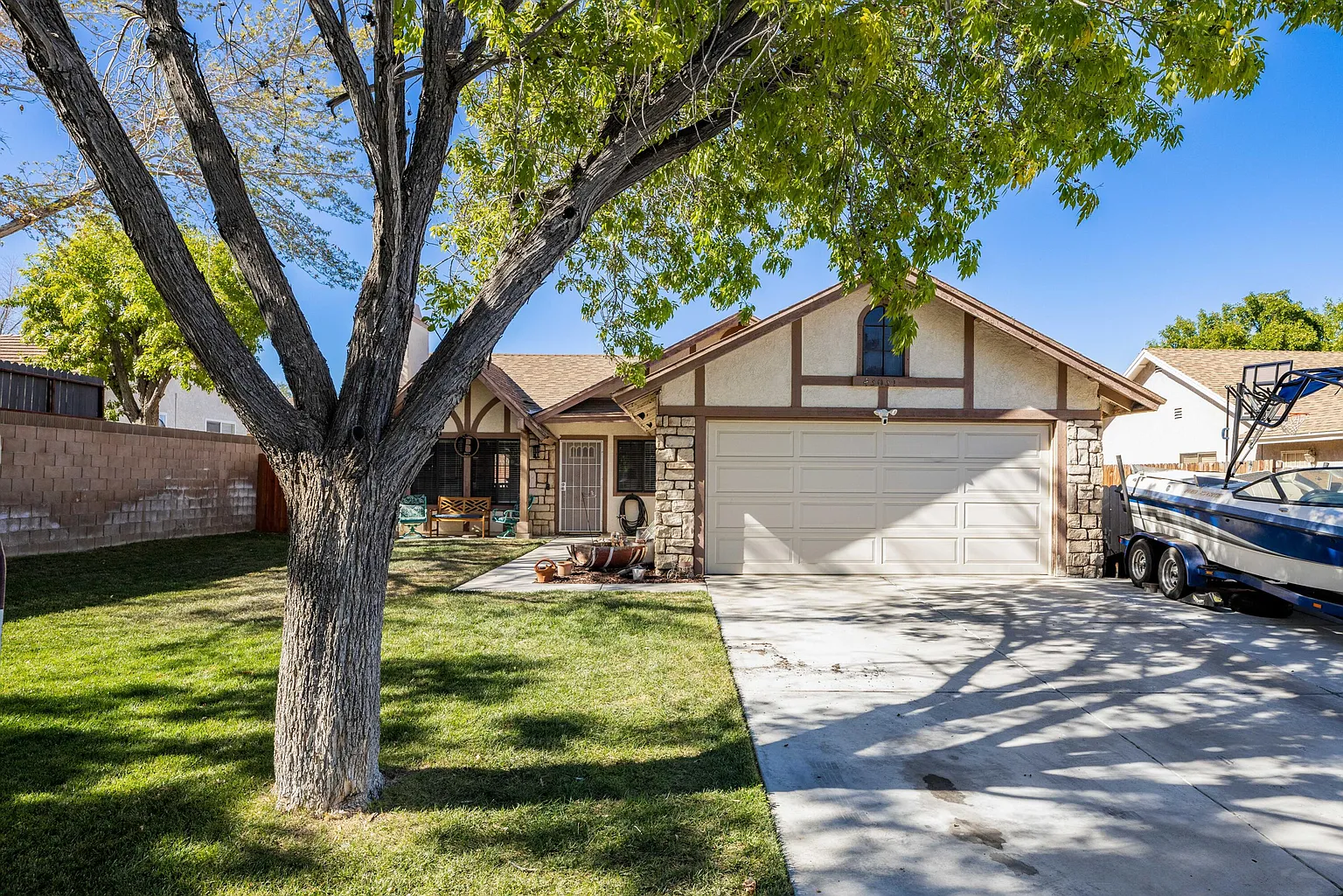 43031 Fairlee Dr photo 1