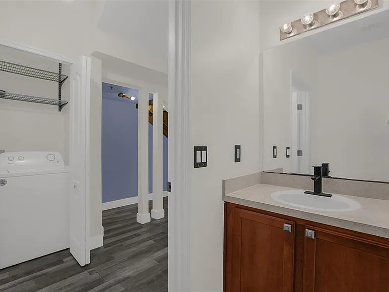 740 Ashworth Overlook Dr #B — Photo 16