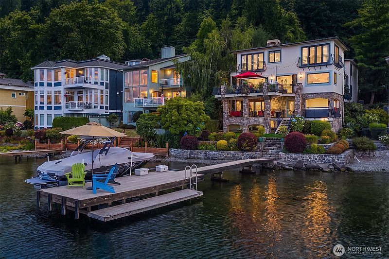 2nd image of 456 W Lake Sammamish Parkway SE