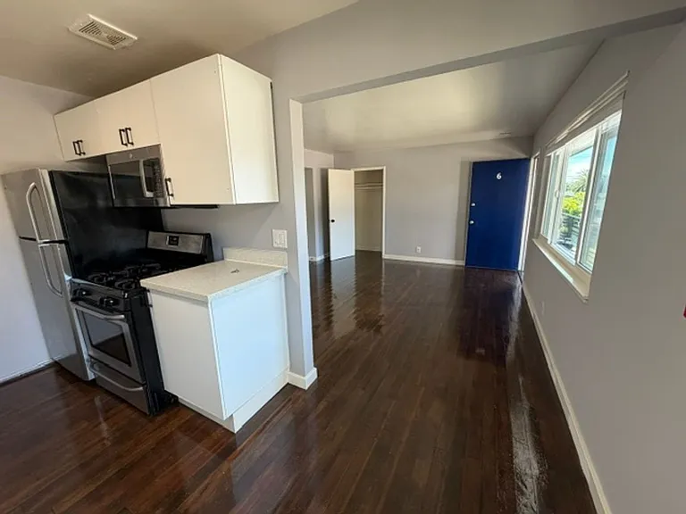 2363 Humboldt Ave — Photo 2
