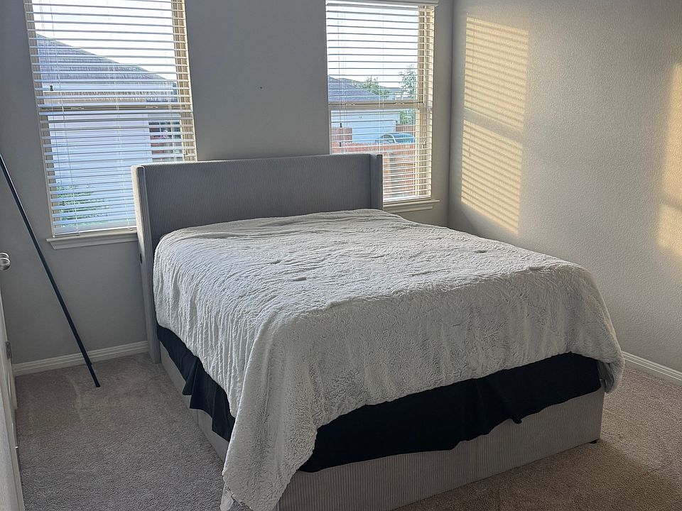 1st image of 425 Star Thistle St