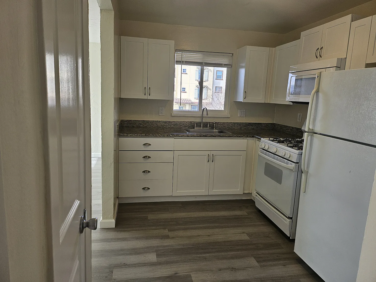 402 N Fair Oaks Ave — Photo 2