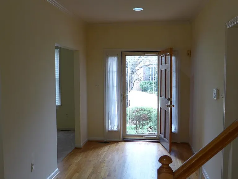 10008 Manor Pl — Photo 4