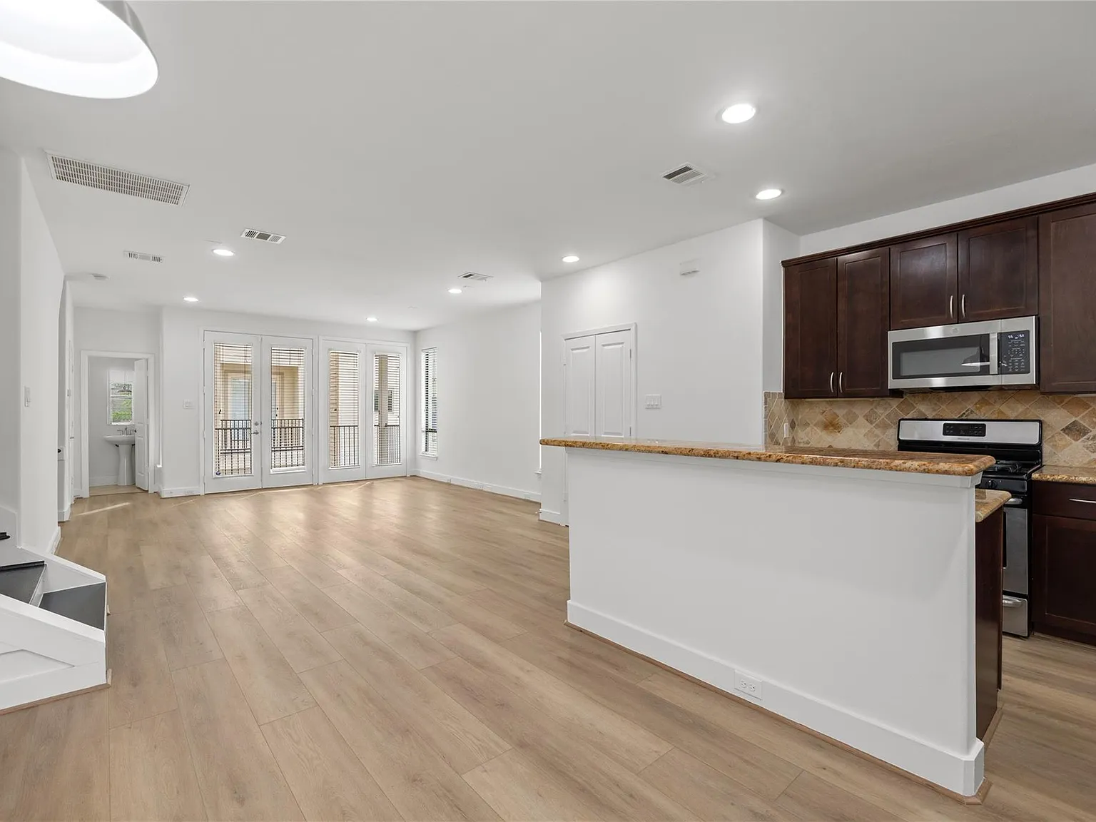 3 bed, 3.5 bath, 2113 sqft, $2,400 — Photo 4