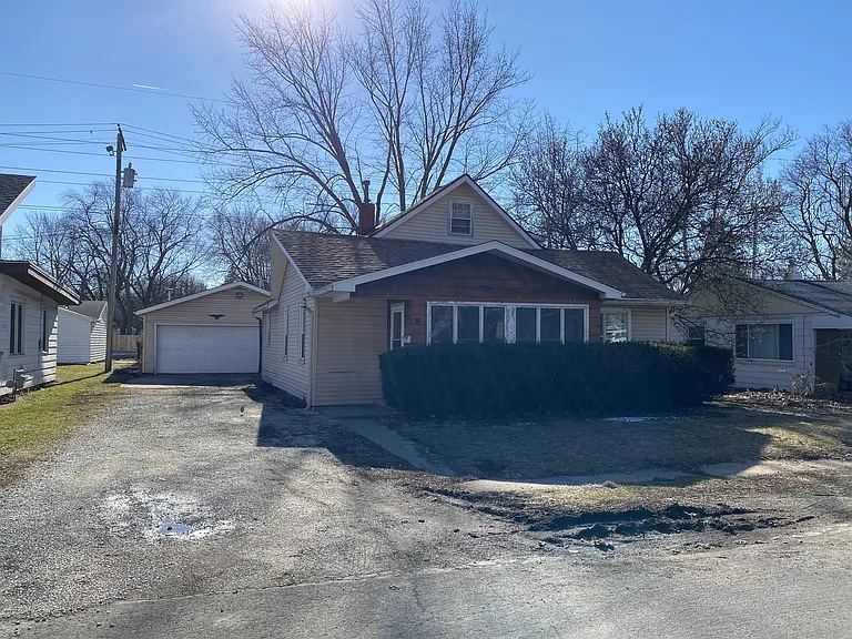 27 Howard Dr — Photo 1