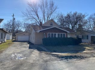 27 Howard Dr, Champaign, IL 61820