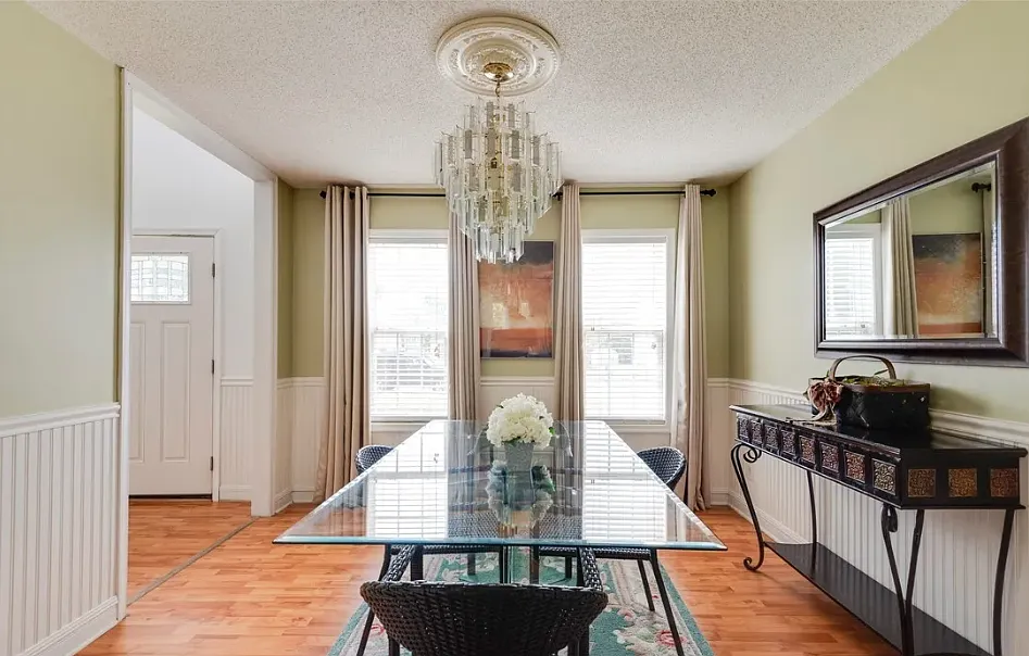 4 bed, 2.5 bath, 2300 sqft, $2,100 — Photo 4