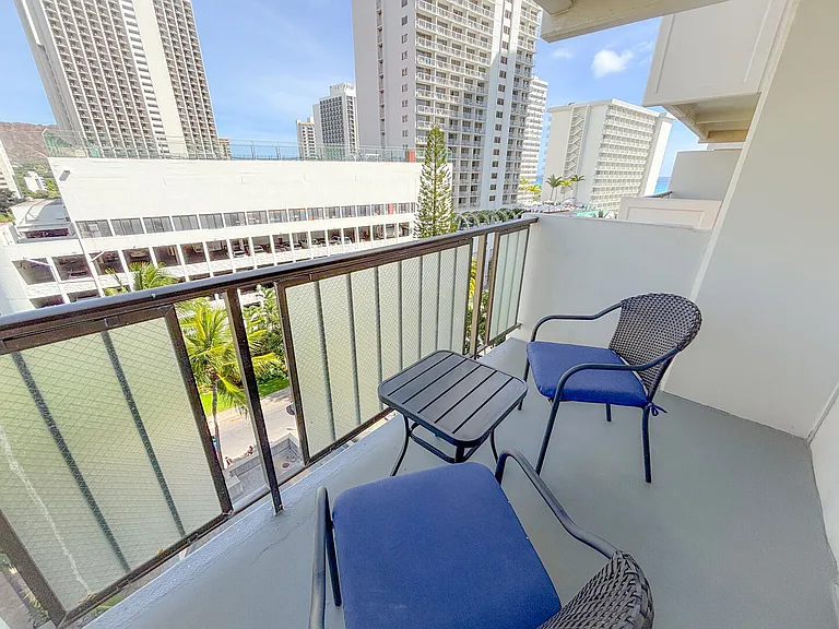 Kuhio Ave — Photo 6