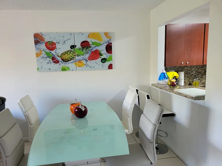 1461 W 42nd St #306 — Photo 2