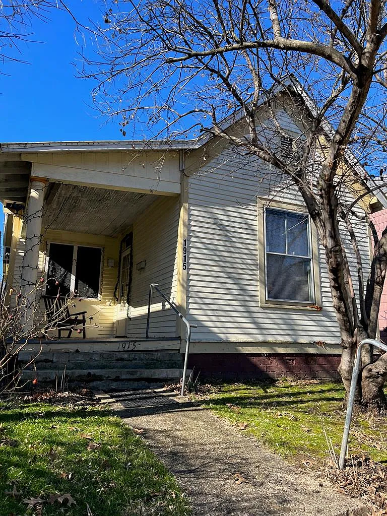 1915 Summit St photo 1