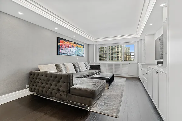 Sold by R New York | media 2