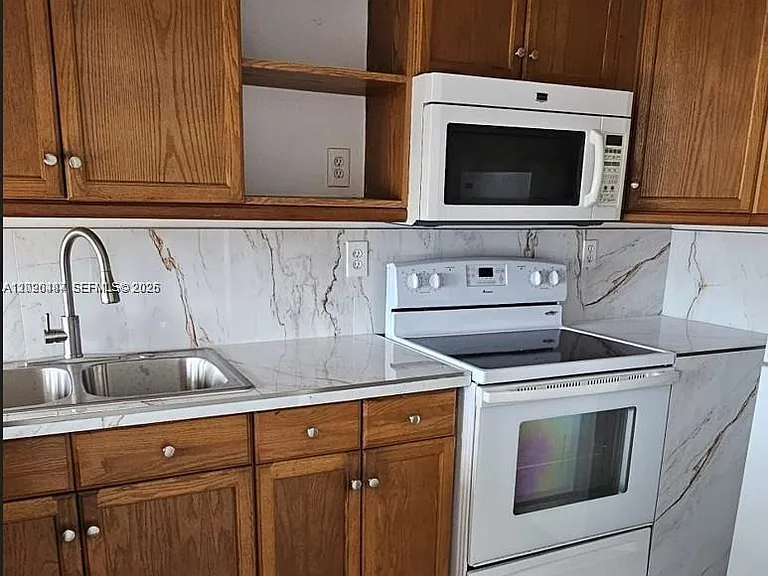1700 N River Dr #1009 — Photo 11