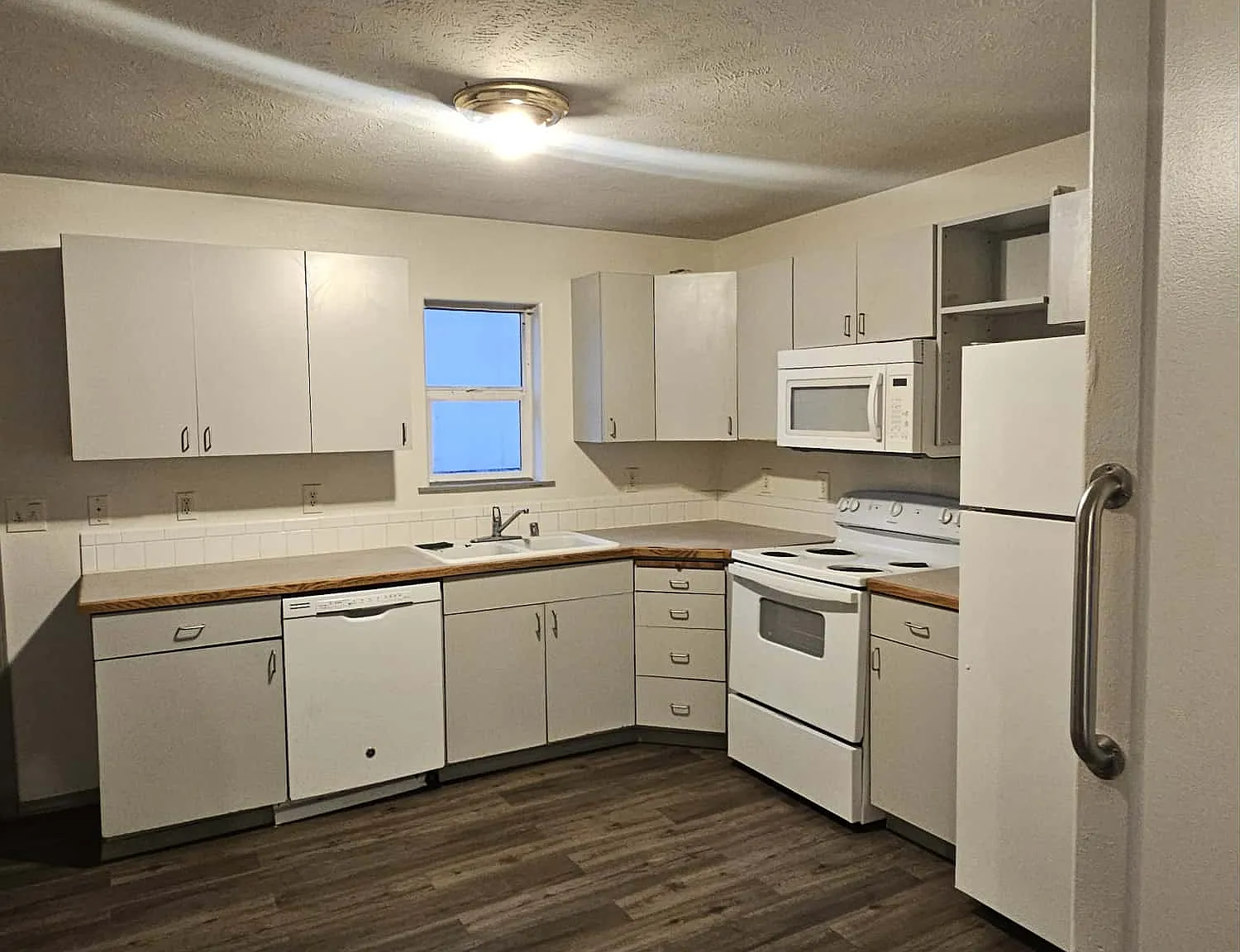 2514 E Hartson Ave — Photo 1