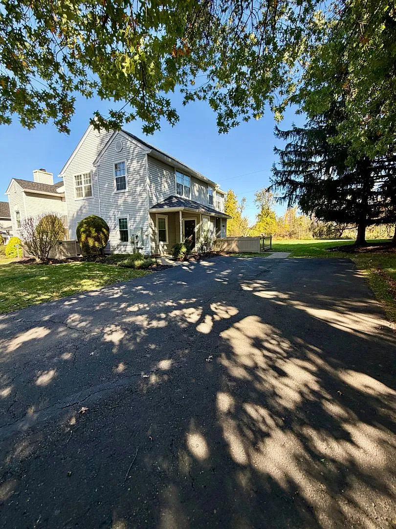 Stunning 2-Bed/2-Bath Home in Newtown! Available NOW! — Photo 2