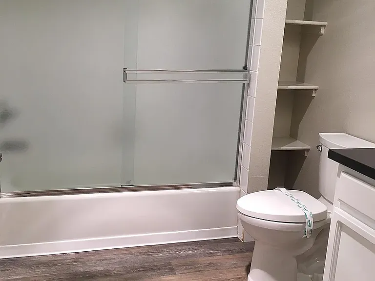 2x2 / 855sf - Guest Bathroom