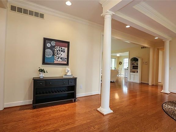5th image of 22 Mid Ponds Ln