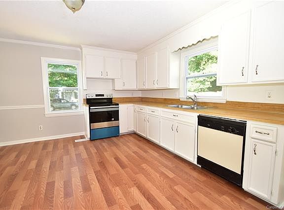 4th image of 1424 N Oakwood St