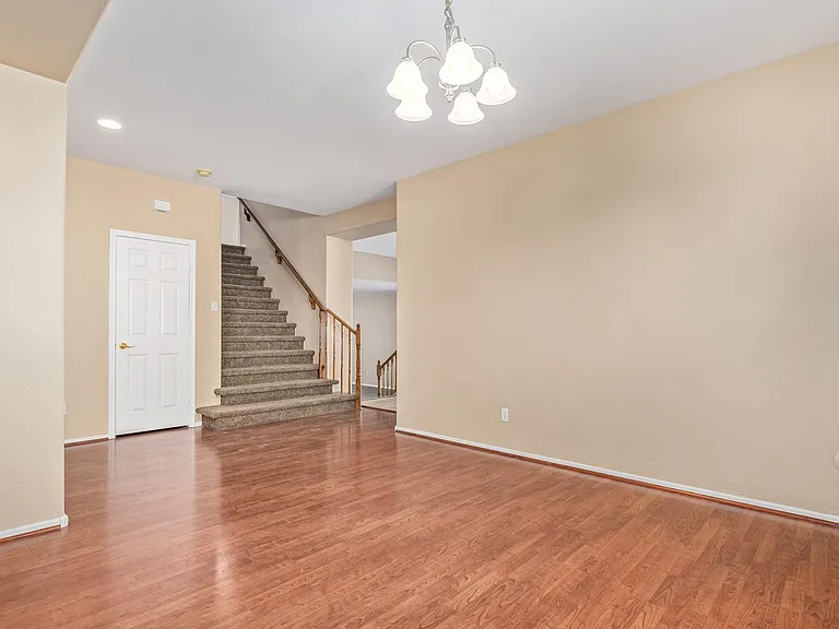 504 N Swallow Ln — Photo 9