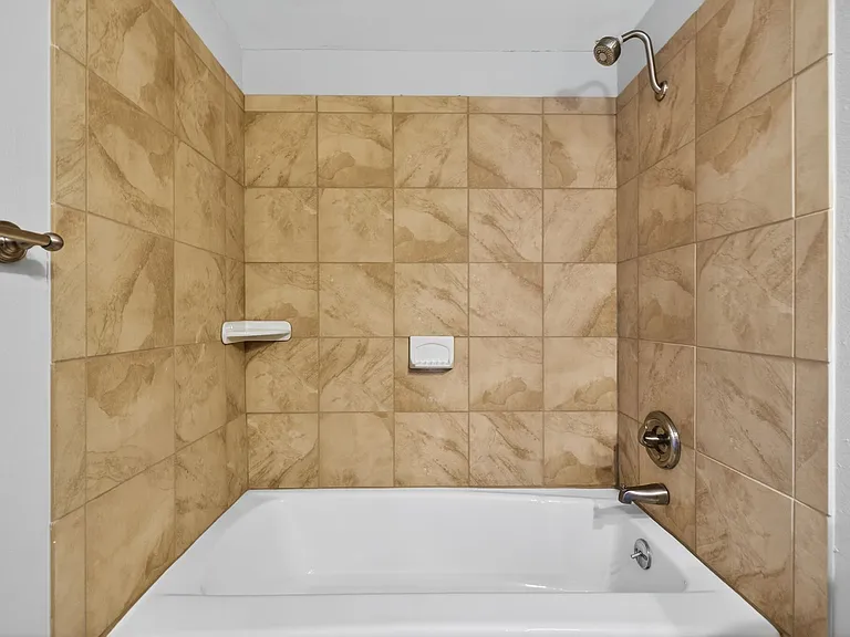 1528 Chevy Chase Dr — Photo 9
